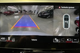 valkoinen Audi Q8 e-tron 2023 kuva 17.