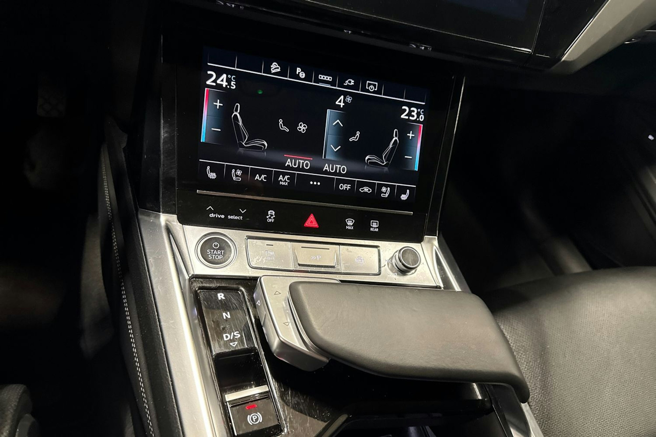 valkoinen Audi Q8 e-tron 2023 kuva 19.