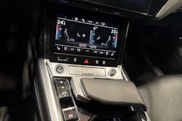 valkoinen Audi Q8 e-tron 2023 kuva 19.