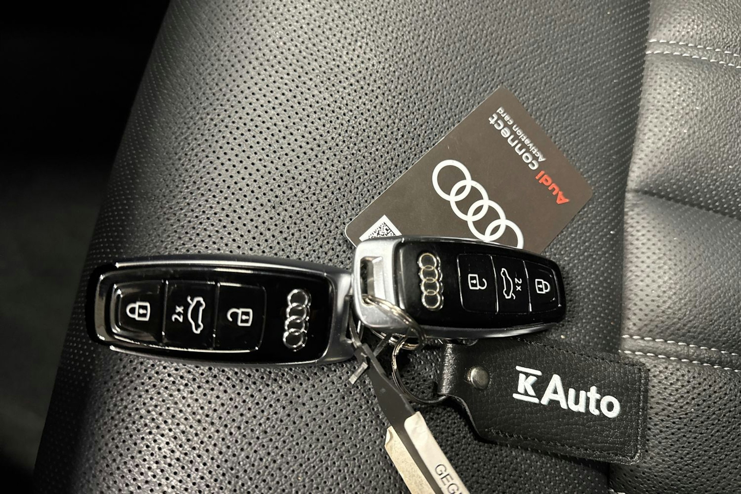 valkoinen Audi Q8 e-tron 2023 kuva 22.