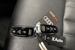 valkoinen Audi Q8 e-tron 2023 kuva 22.