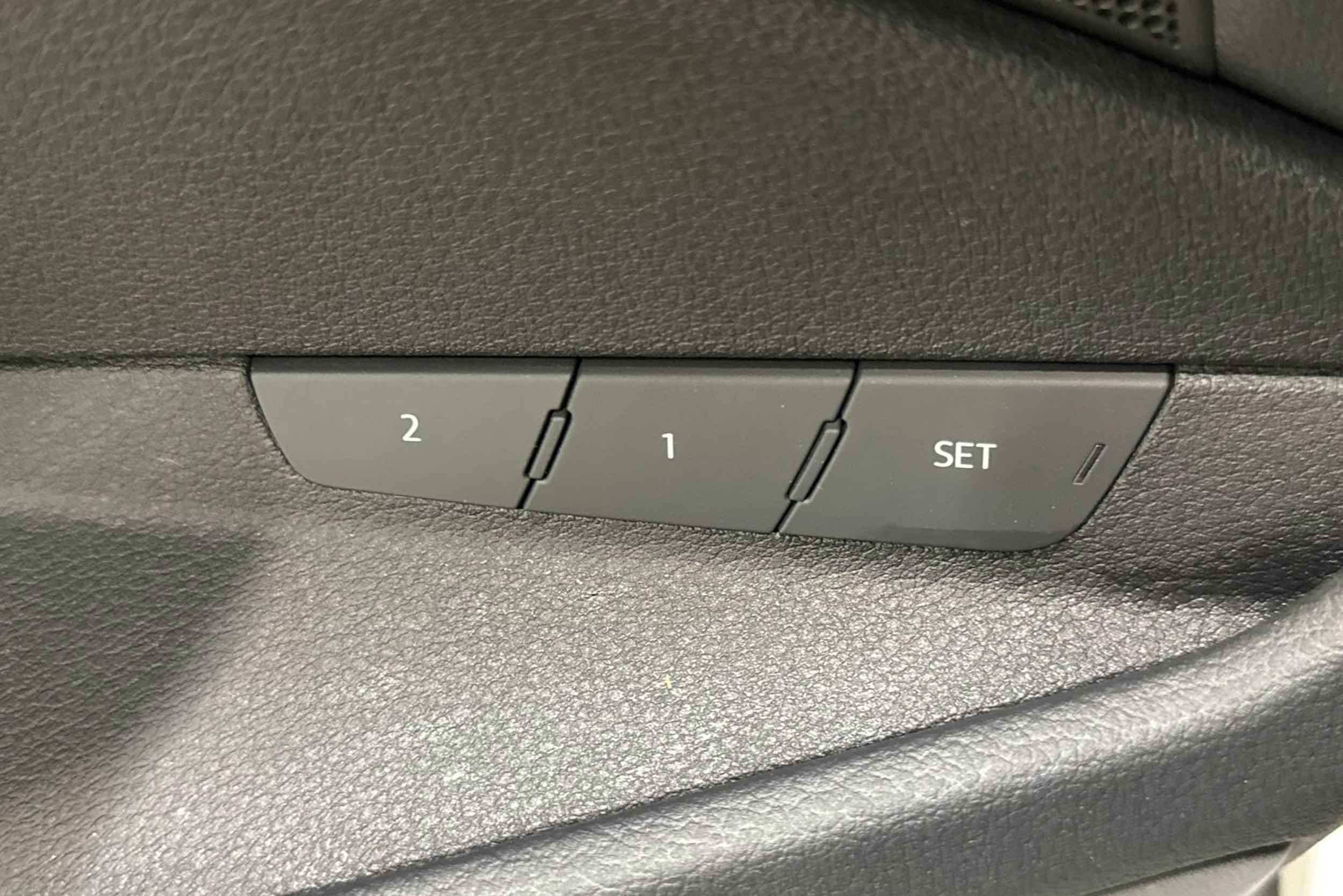 valkoinen Audi Q8 e-tron 2023 kuva 23.