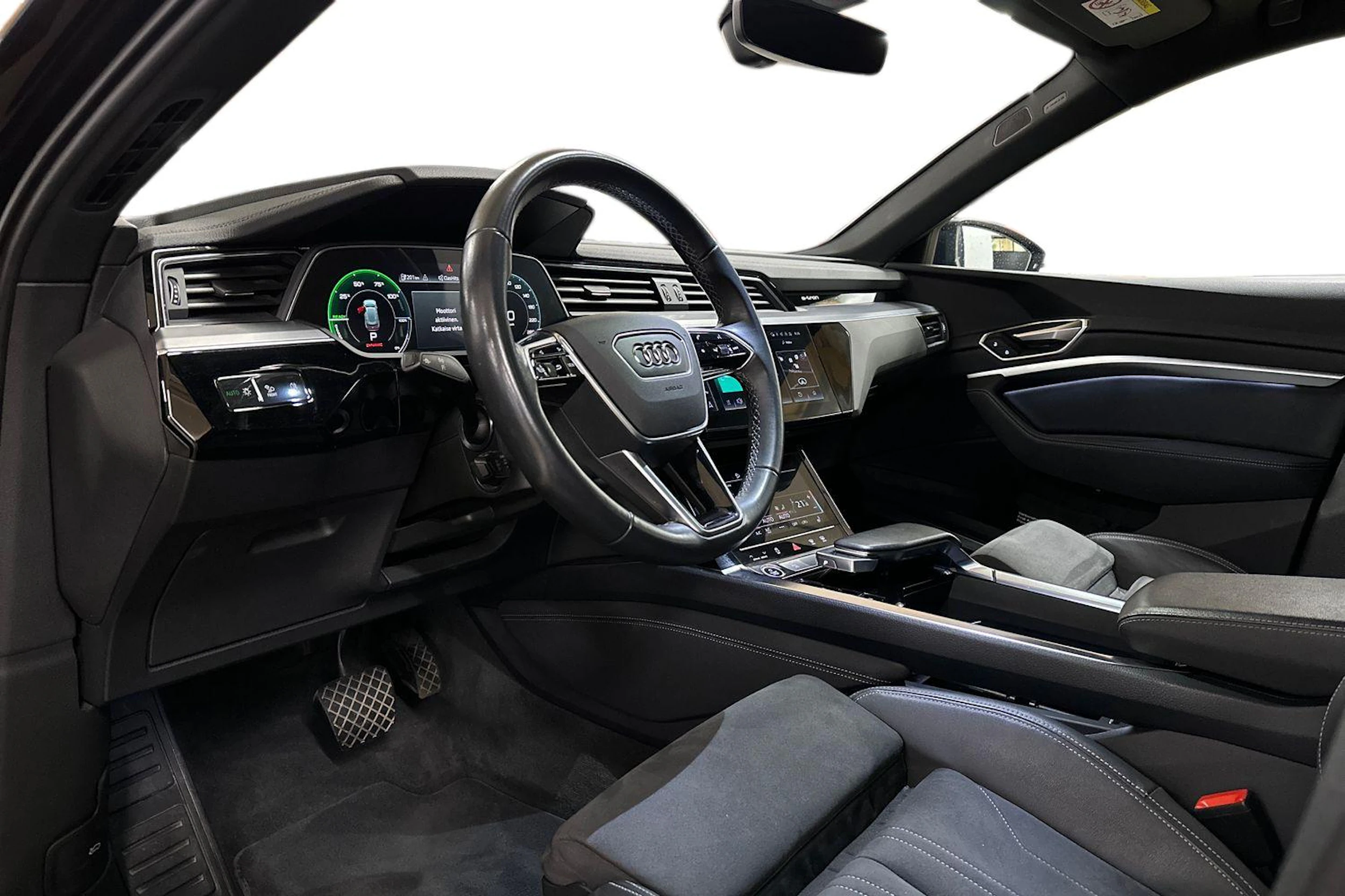 musta Audi Q8 e-tron 2024 kuva 6.