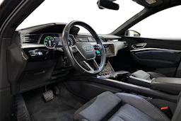 musta Audi Q8 e-tron 2024 kuva 6.