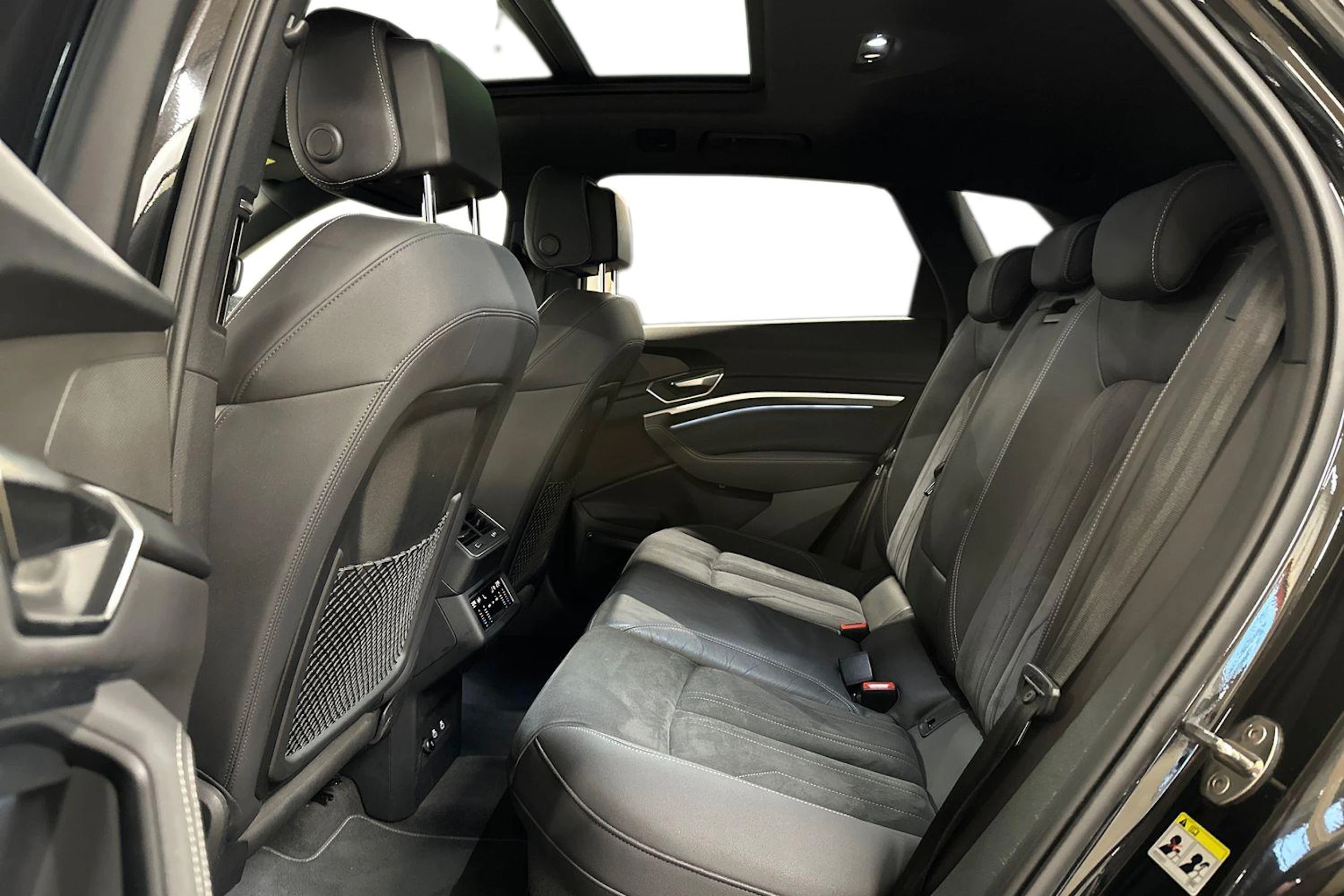 musta Audi Q8 e-tron 2024 kuva 8.