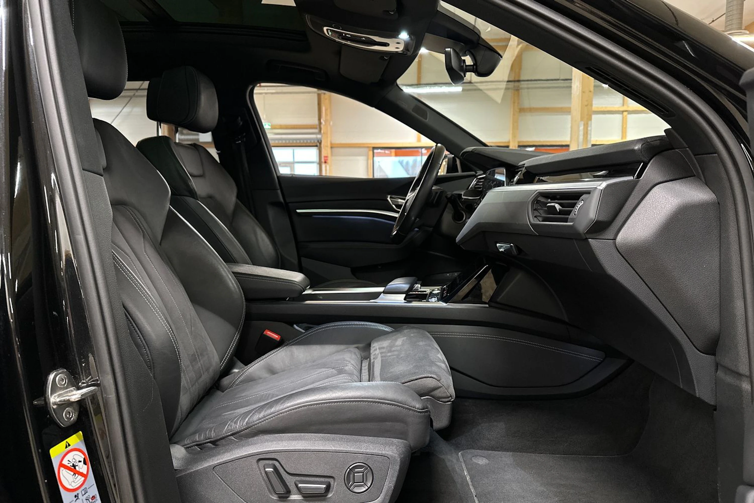 musta Audi Q8 e-tron 2024 kuva 11.