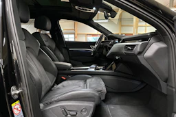 musta Audi Q8 e-tron 2024 kuva 11.