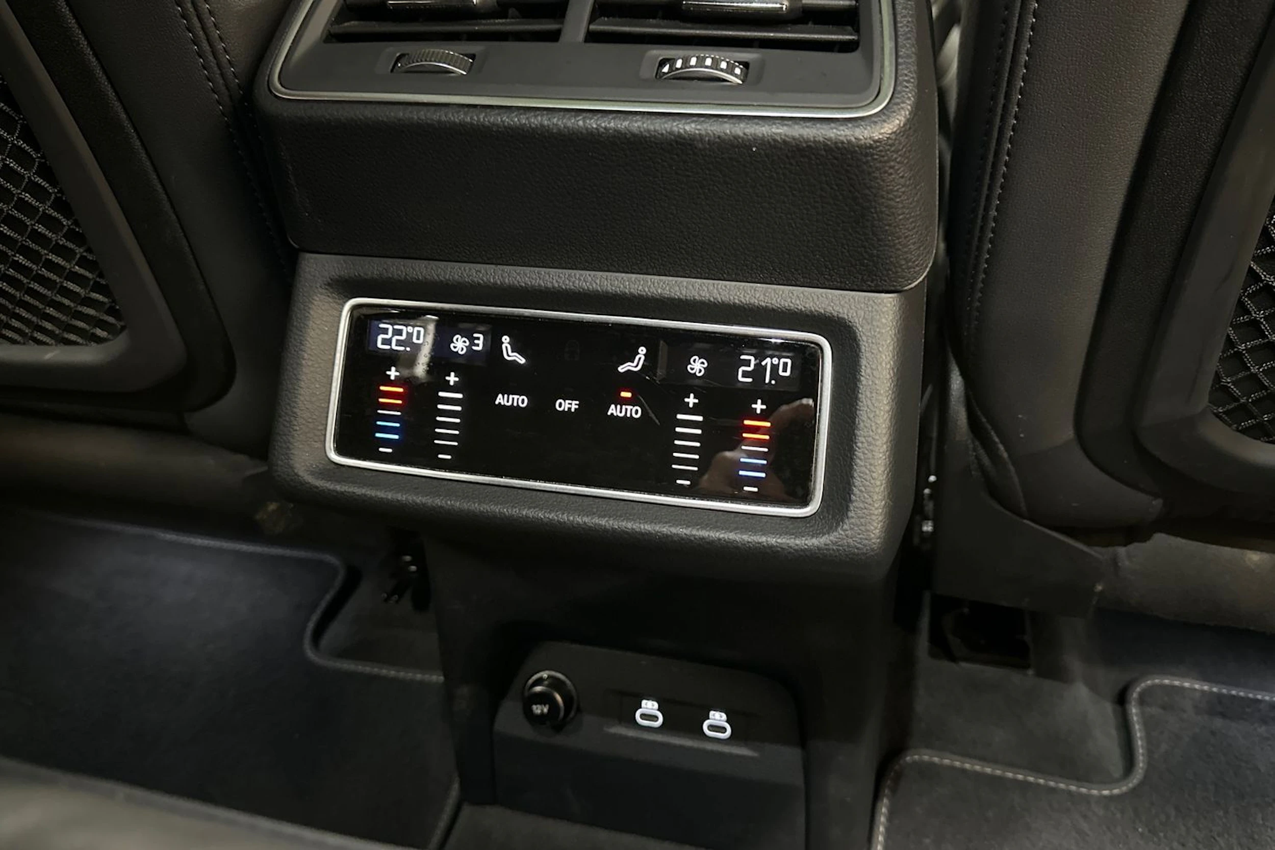 musta Audi Q8 e-tron 2024 kuva 13.