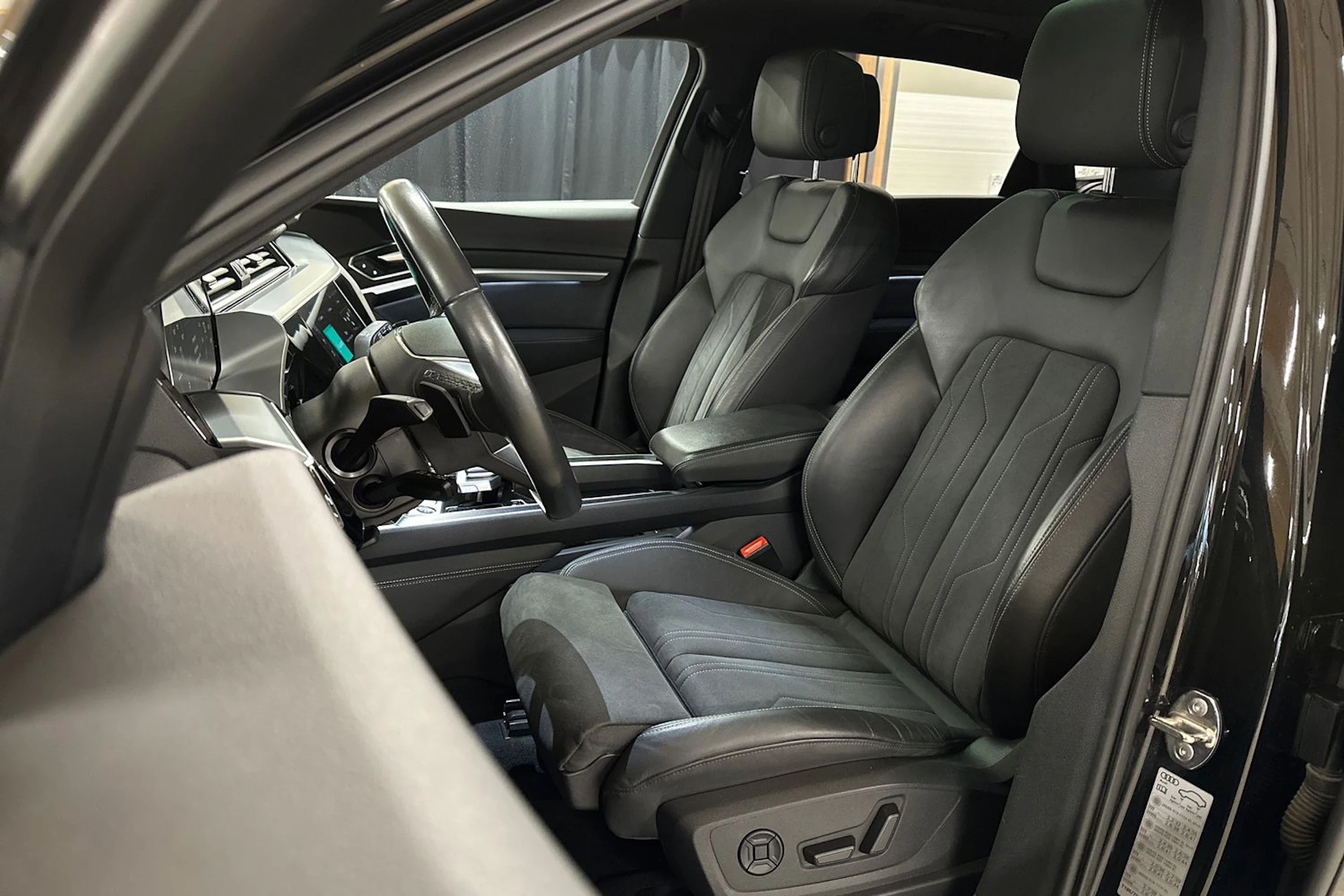 musta Audi Q8 e-tron 2024 kuva 14.