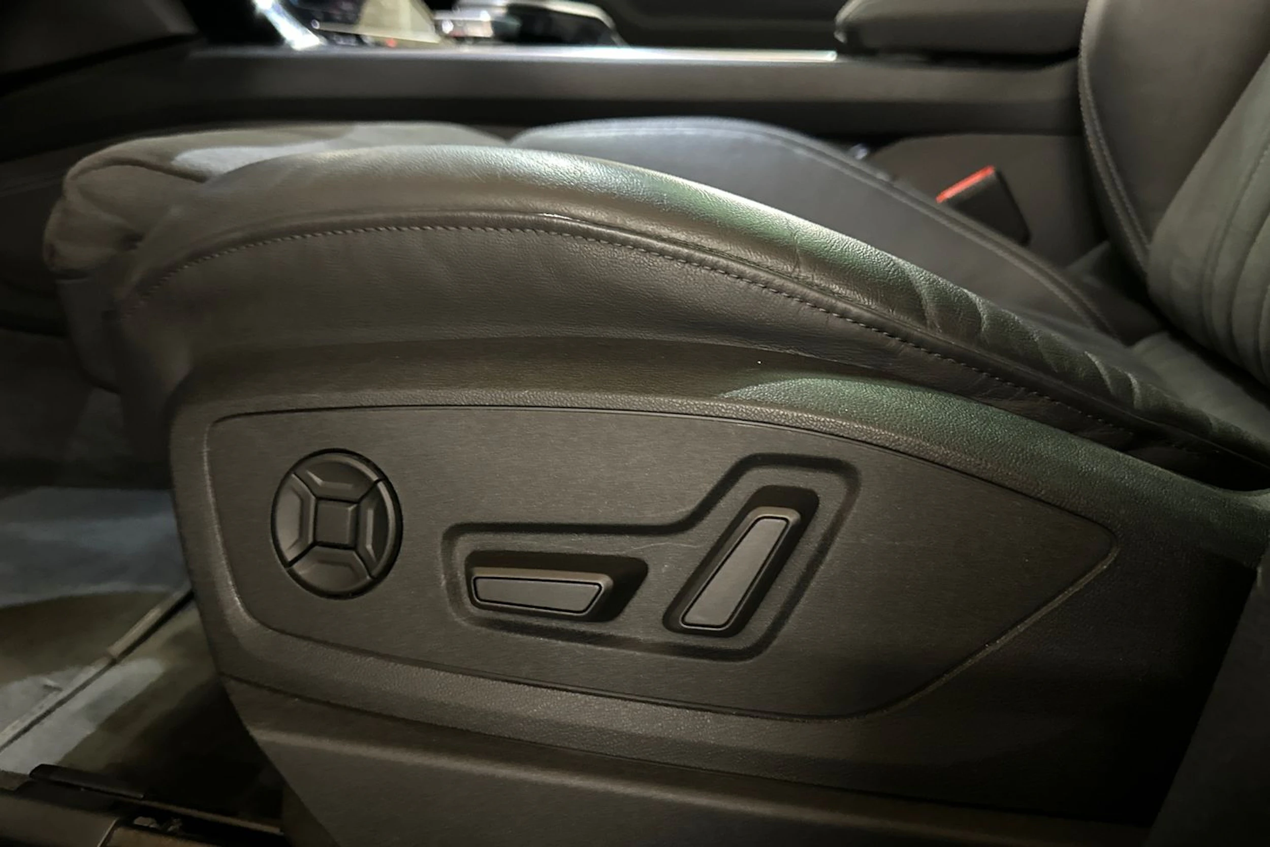 musta Audi Q8 e-tron 2024 kuva 15.