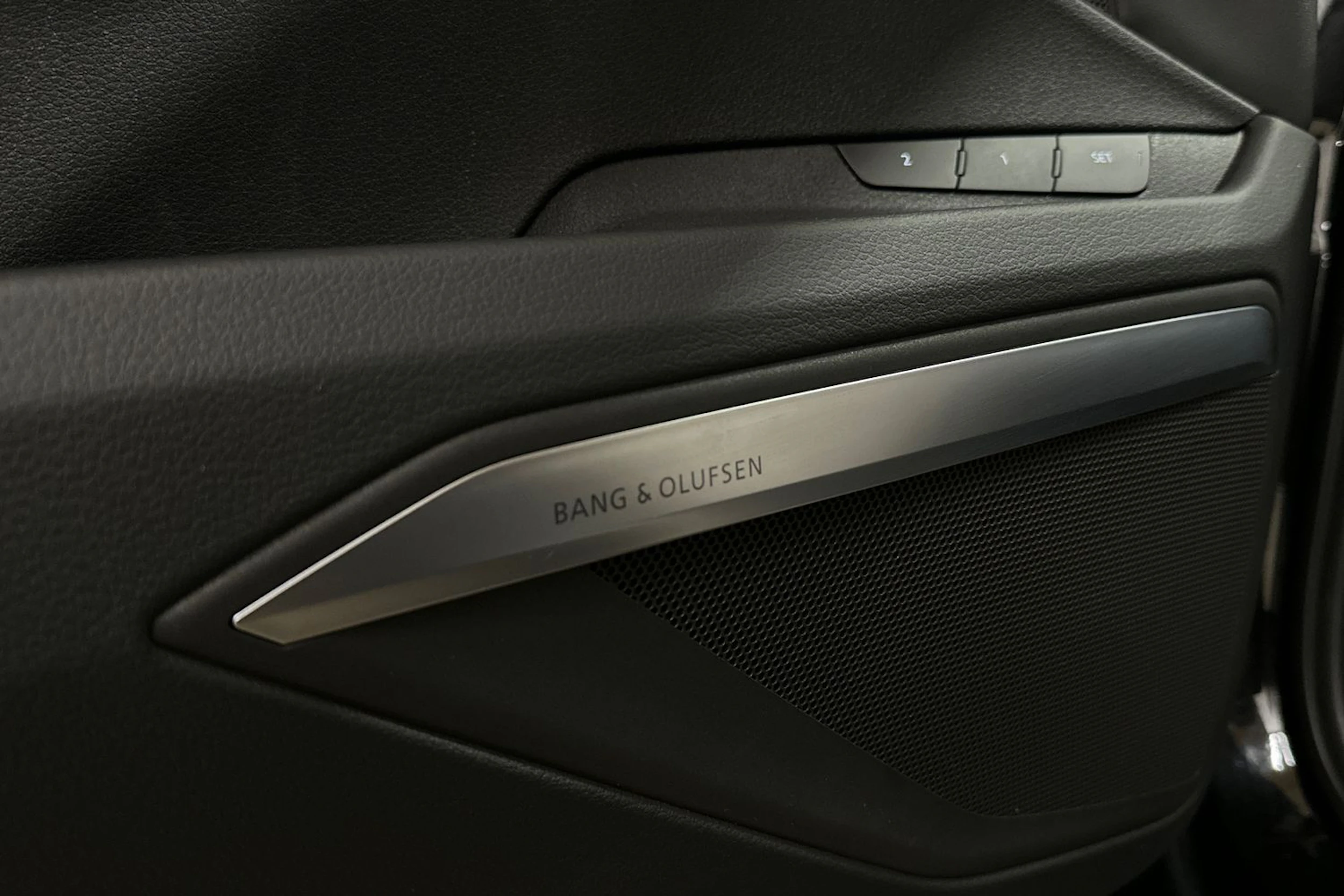 musta Audi Q8 e-tron 2024 kuva 17.