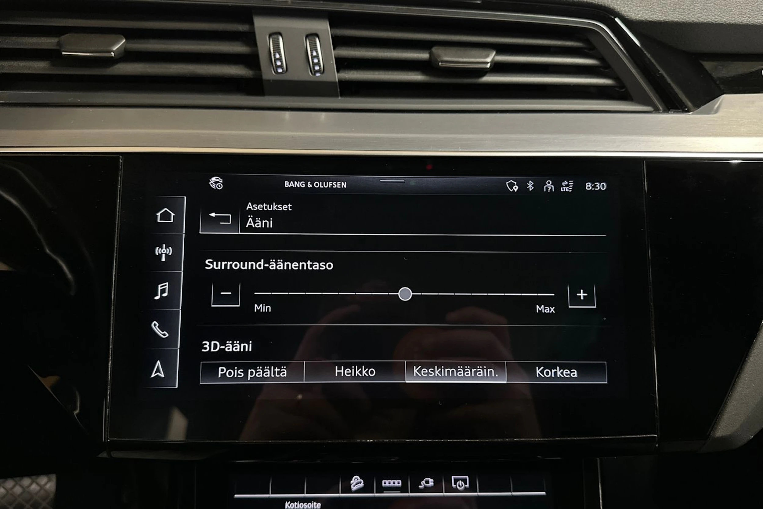 musta Audi Q8 e-tron 2024 kuva 18.