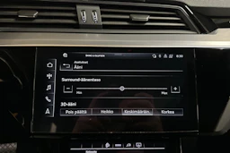 musta Audi Q8 e-tron 2024 kuva 18.