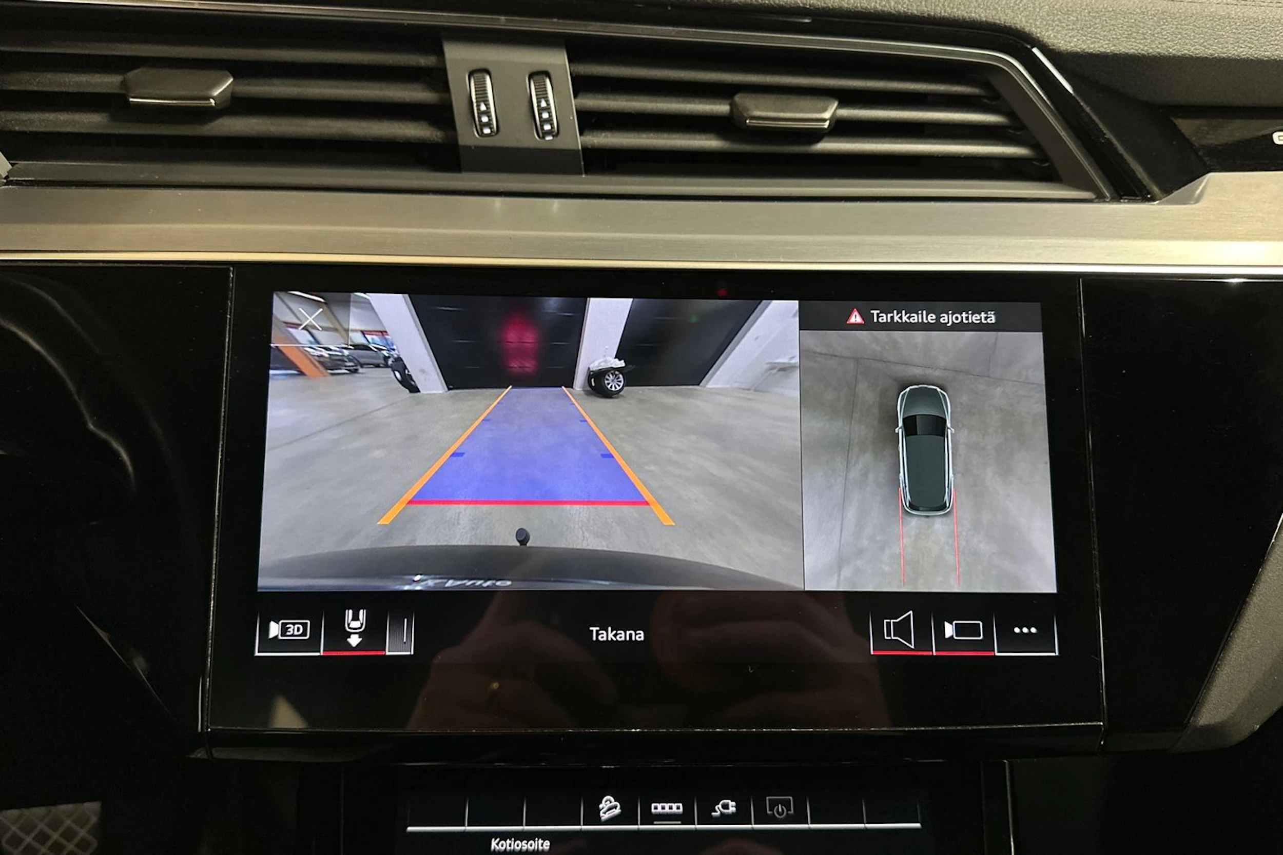 musta Audi Q8 e-tron 2024 kuva 19.