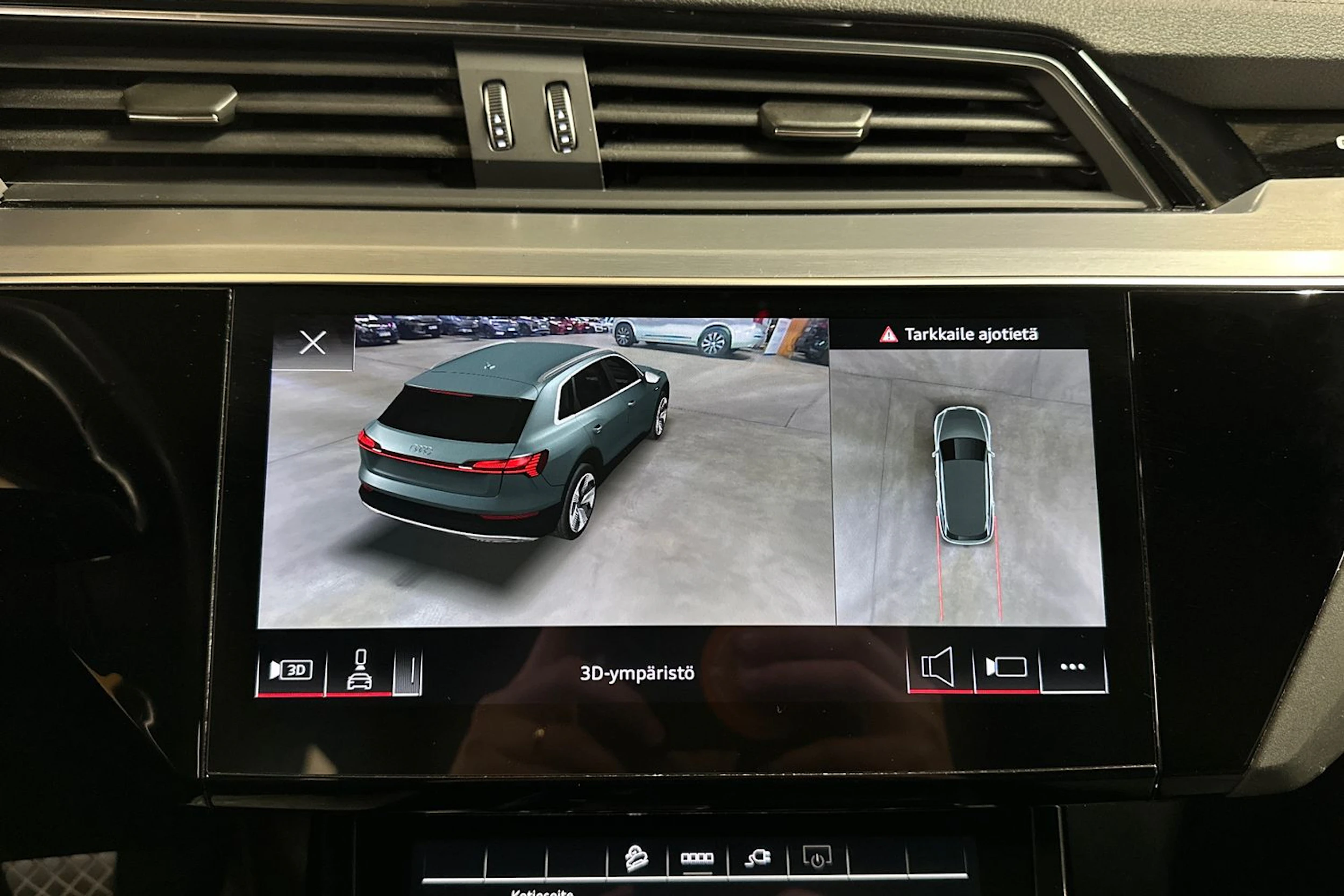 musta Audi Q8 e-tron 2024 kuva 20.