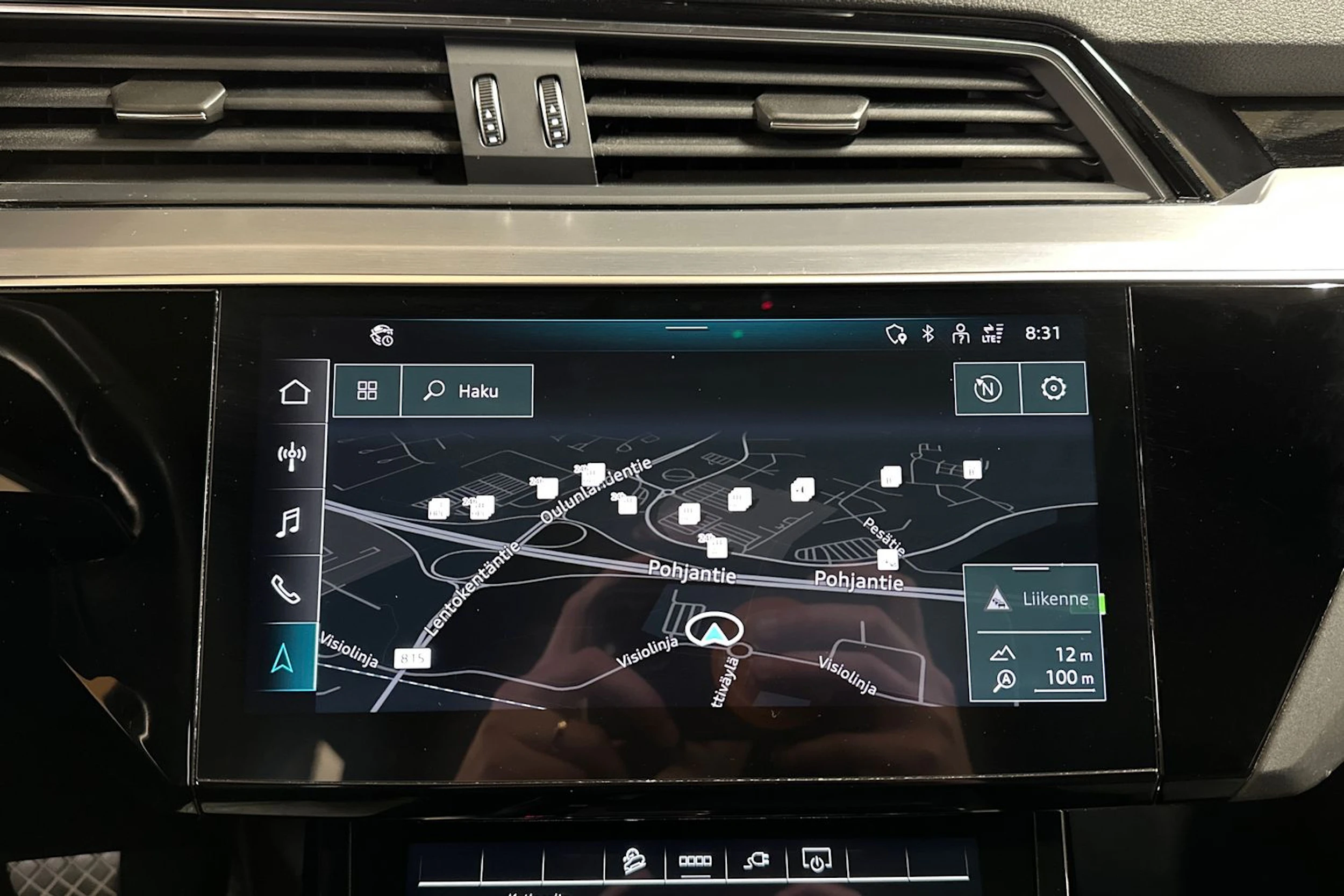 musta Audi Q8 e-tron 2024 kuva 21.