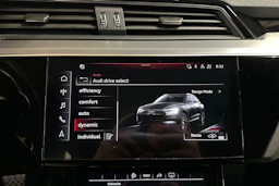 musta Audi Q8 e-tron 2024 kuva 22.