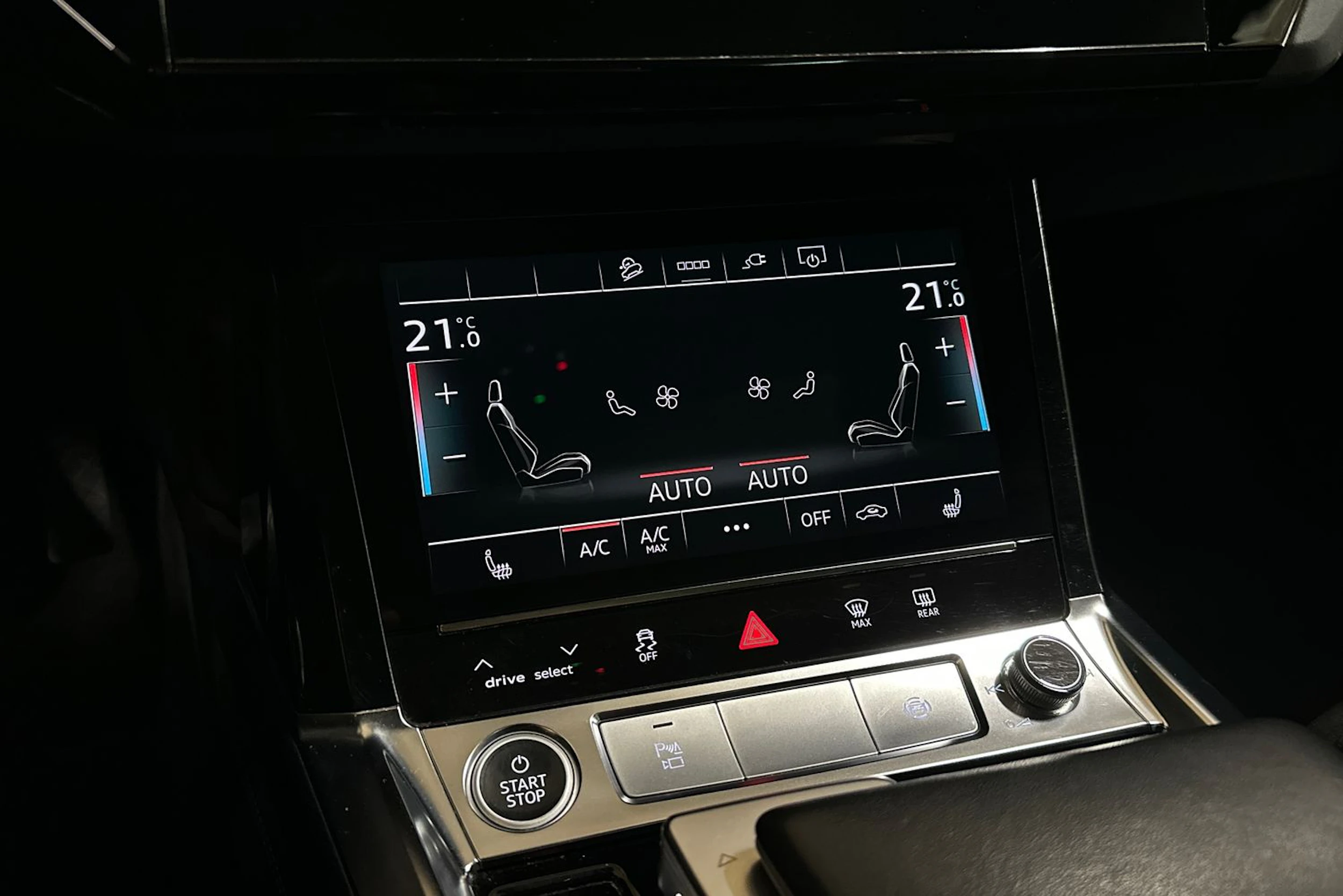 musta Audi Q8 e-tron 2024 kuva 24.