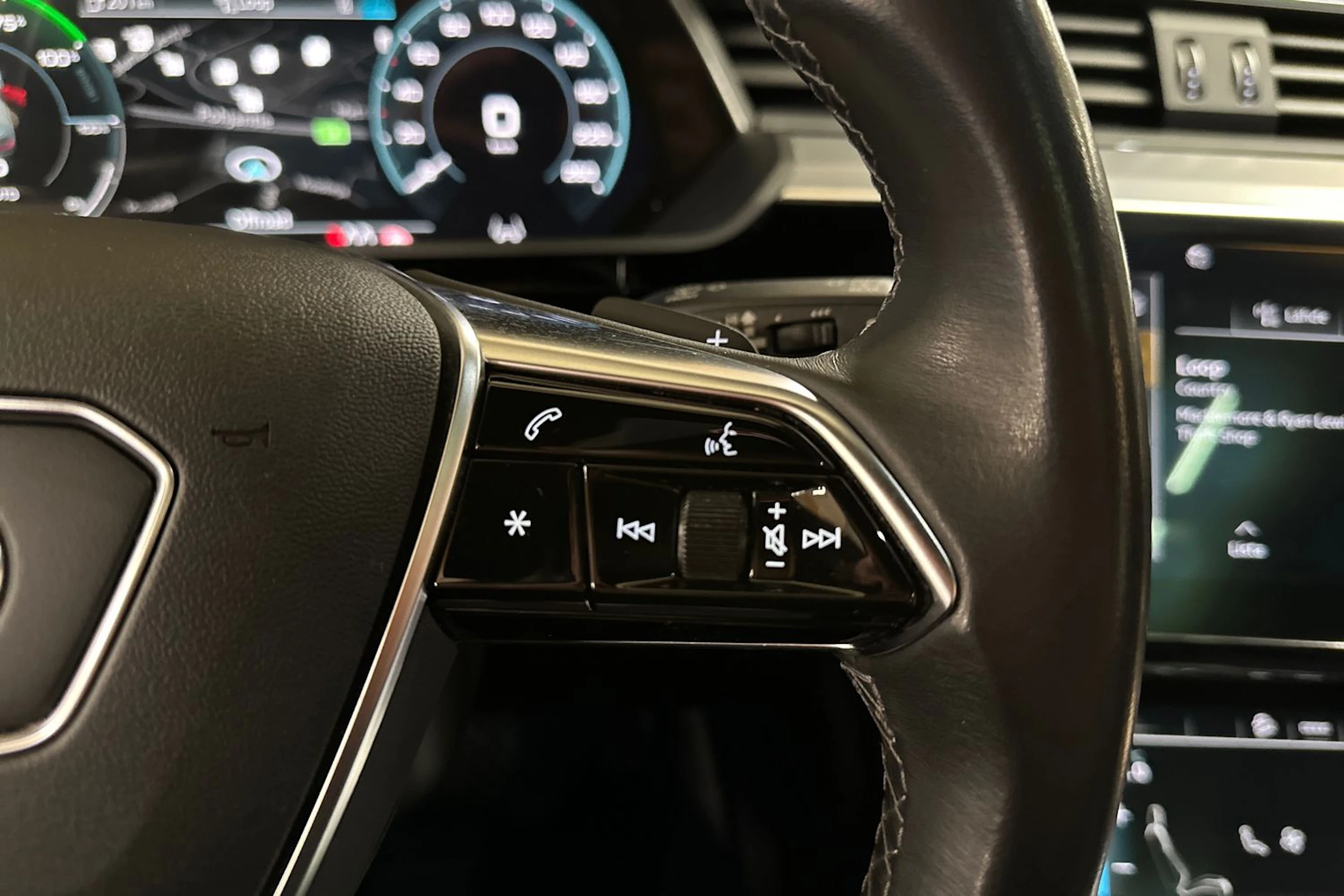 musta Audi Q8 e-tron 2024 kuva 29.