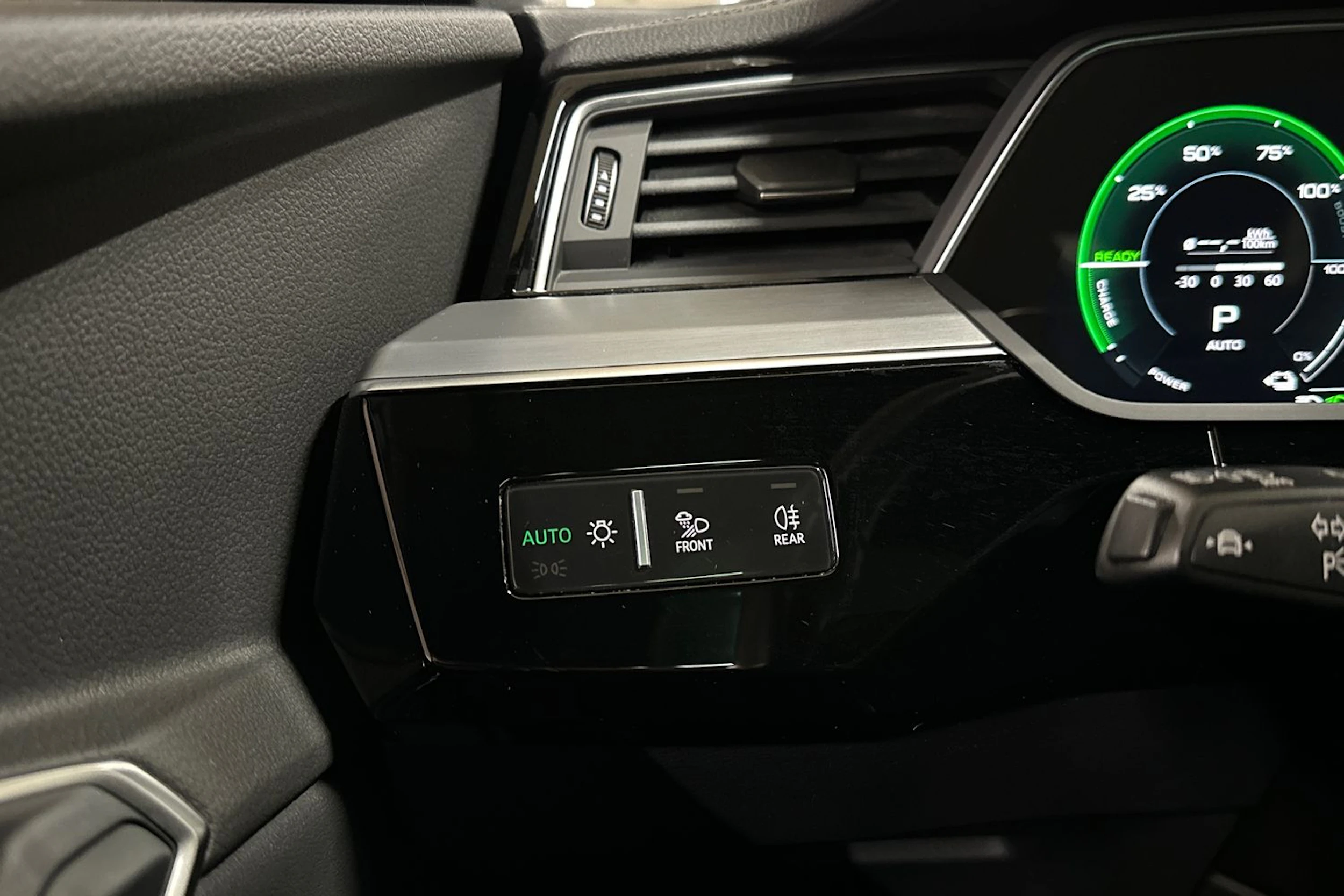 musta Audi Q8 e-tron 2024 kuva 30.