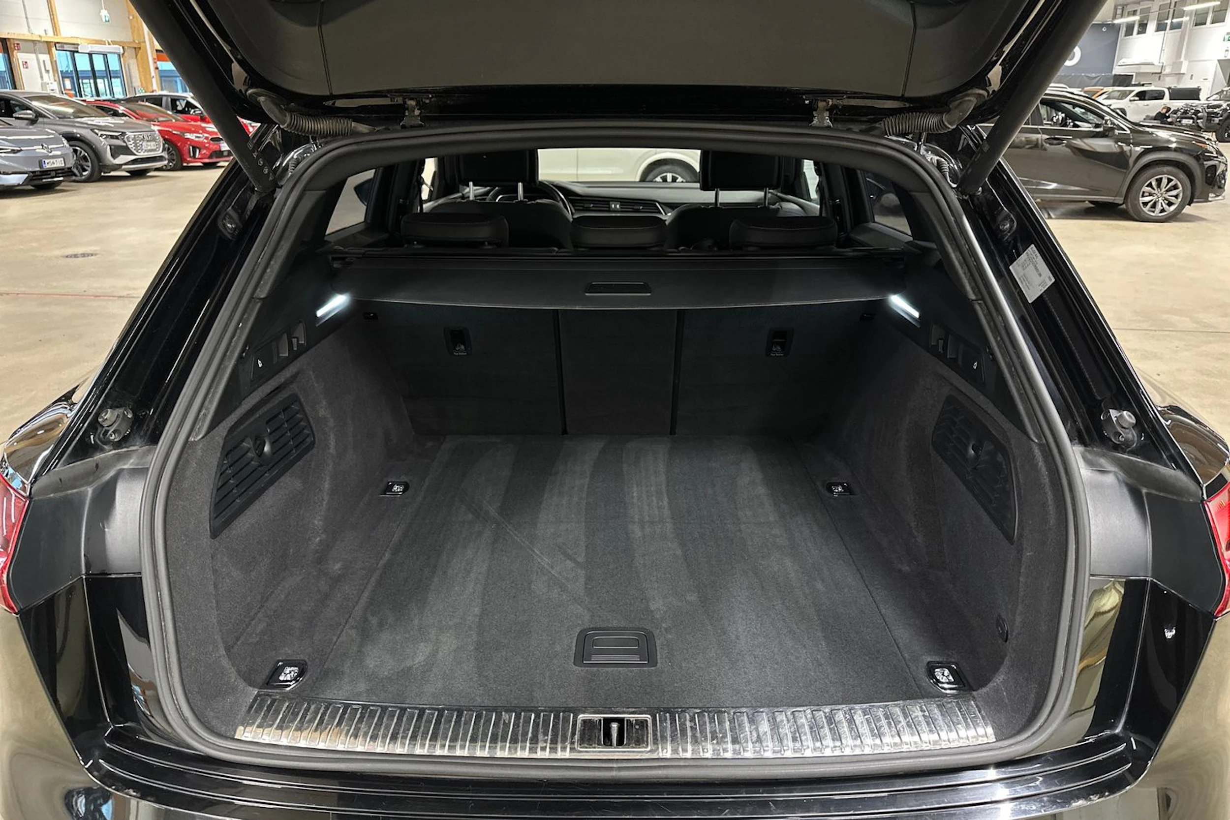 musta Audi Q8 e-tron 2024 kuva 34.