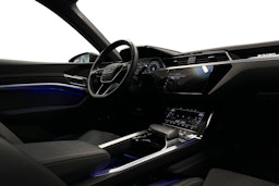 musta Audi Q8 e-tron 2024 kuva 9.