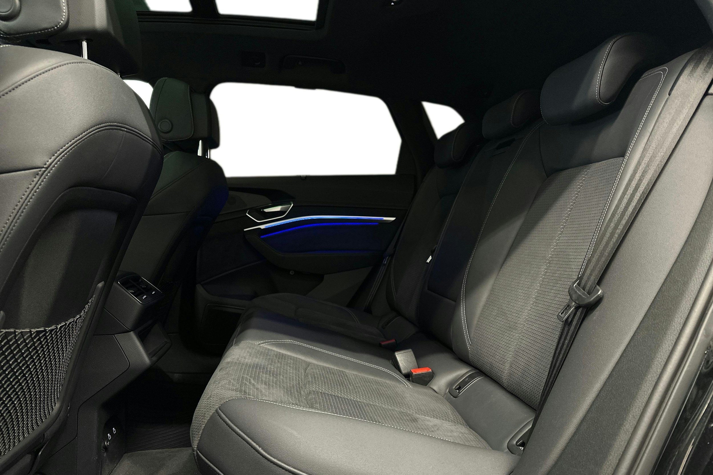 musta Audi Q8 e-tron 2024 kuva 10.