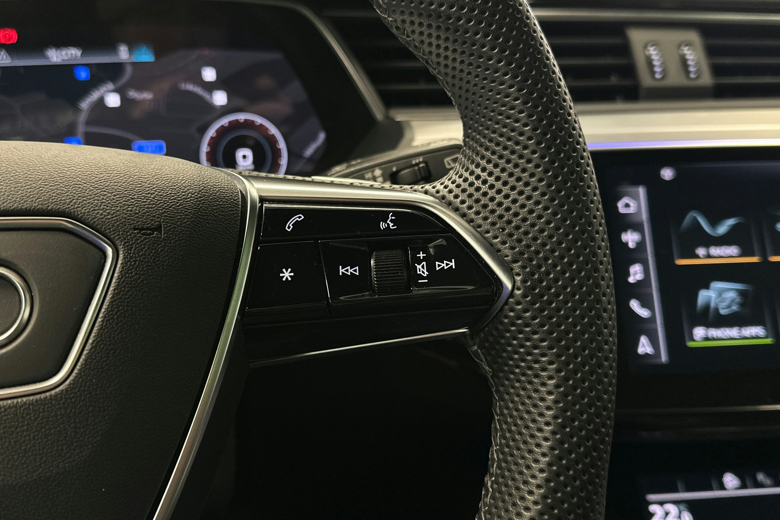 musta Audi Q8 e-tron 2024 kuva 15.