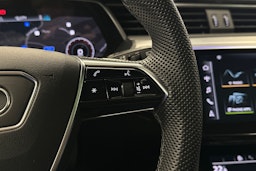 musta Audi Q8 e-tron 2024 kuva 15.