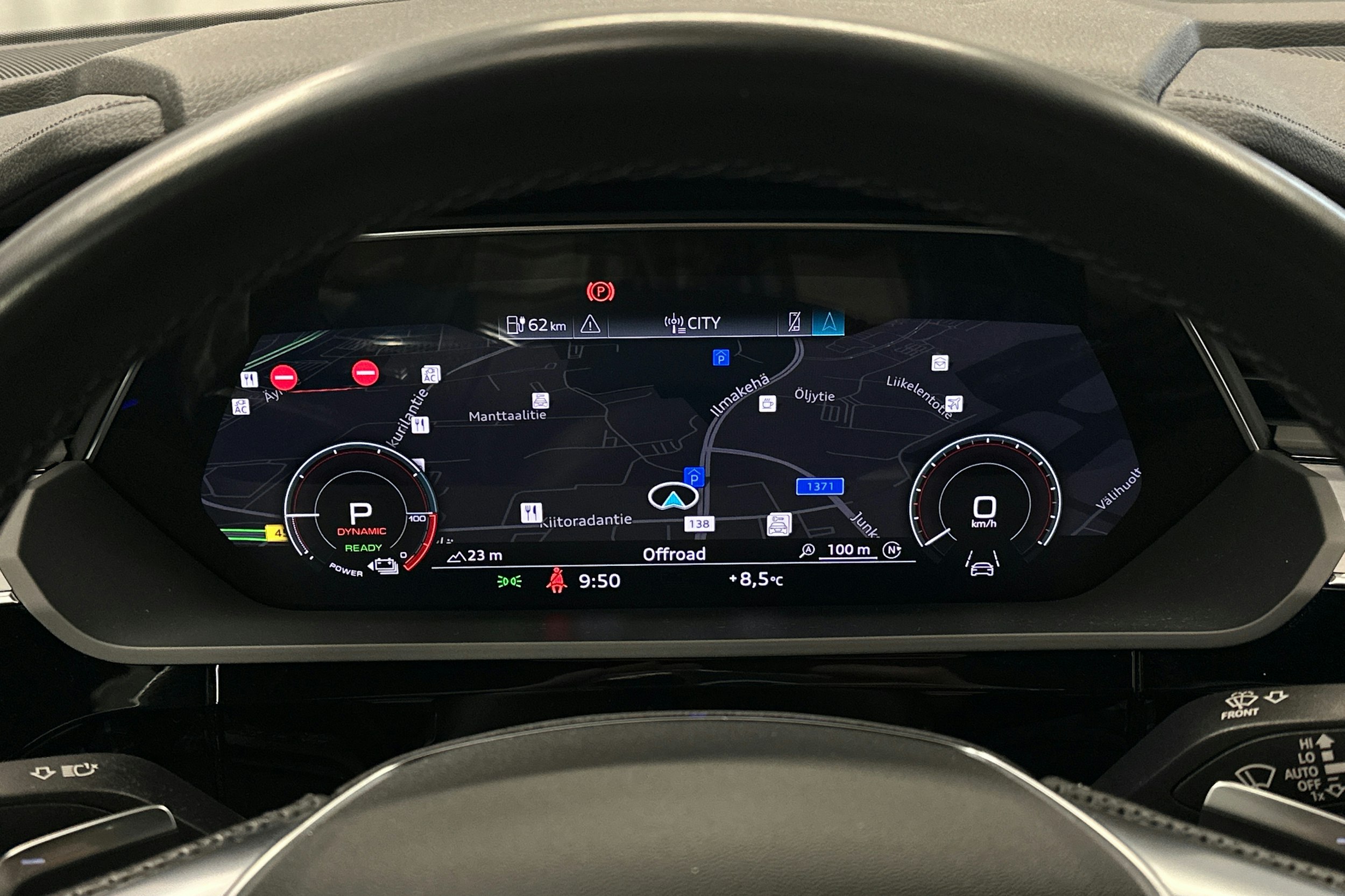 musta Audi Q8 e-tron 2024 kuva 16.