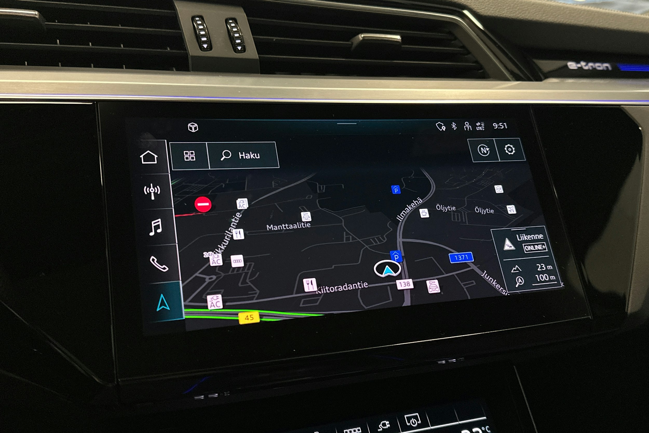 musta Audi Q8 e-tron 2024 kuva 17.