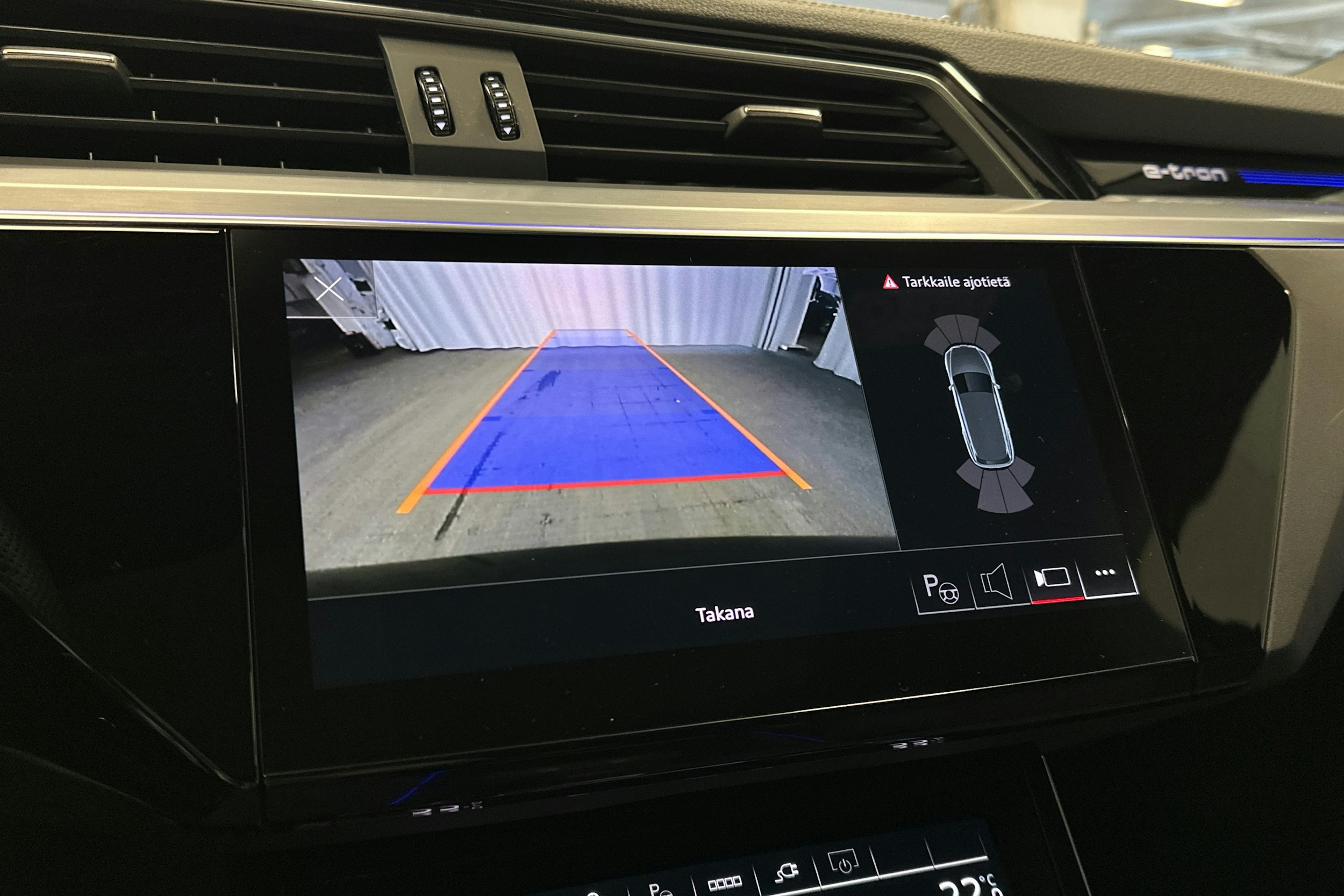 musta Audi Q8 e-tron 2024 kuva 18.