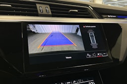 musta Audi Q8 e-tron 2024 kuva 18.