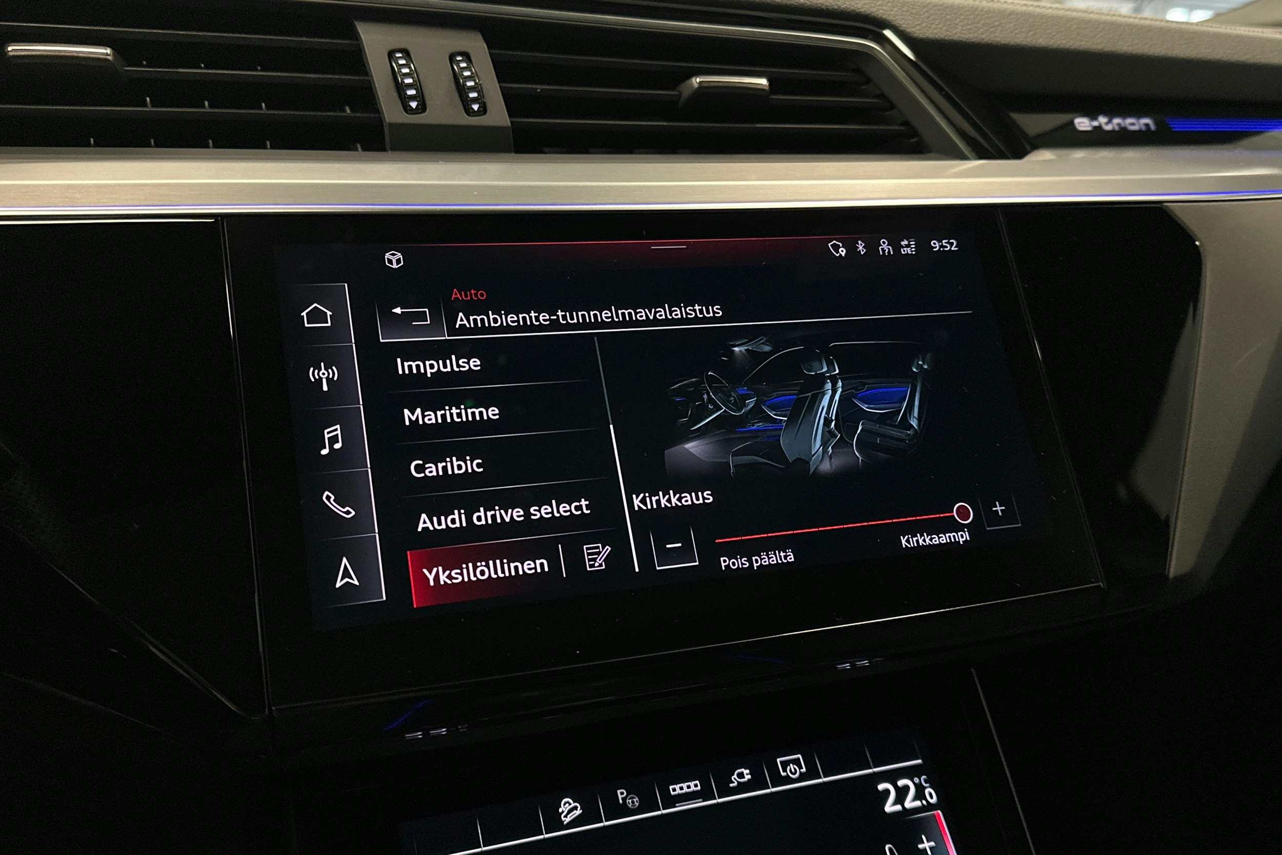 musta Audi Q8 e-tron 2024 kuva 21.