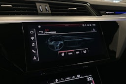 musta Audi Q8 e-tron 2024 kuva 22.