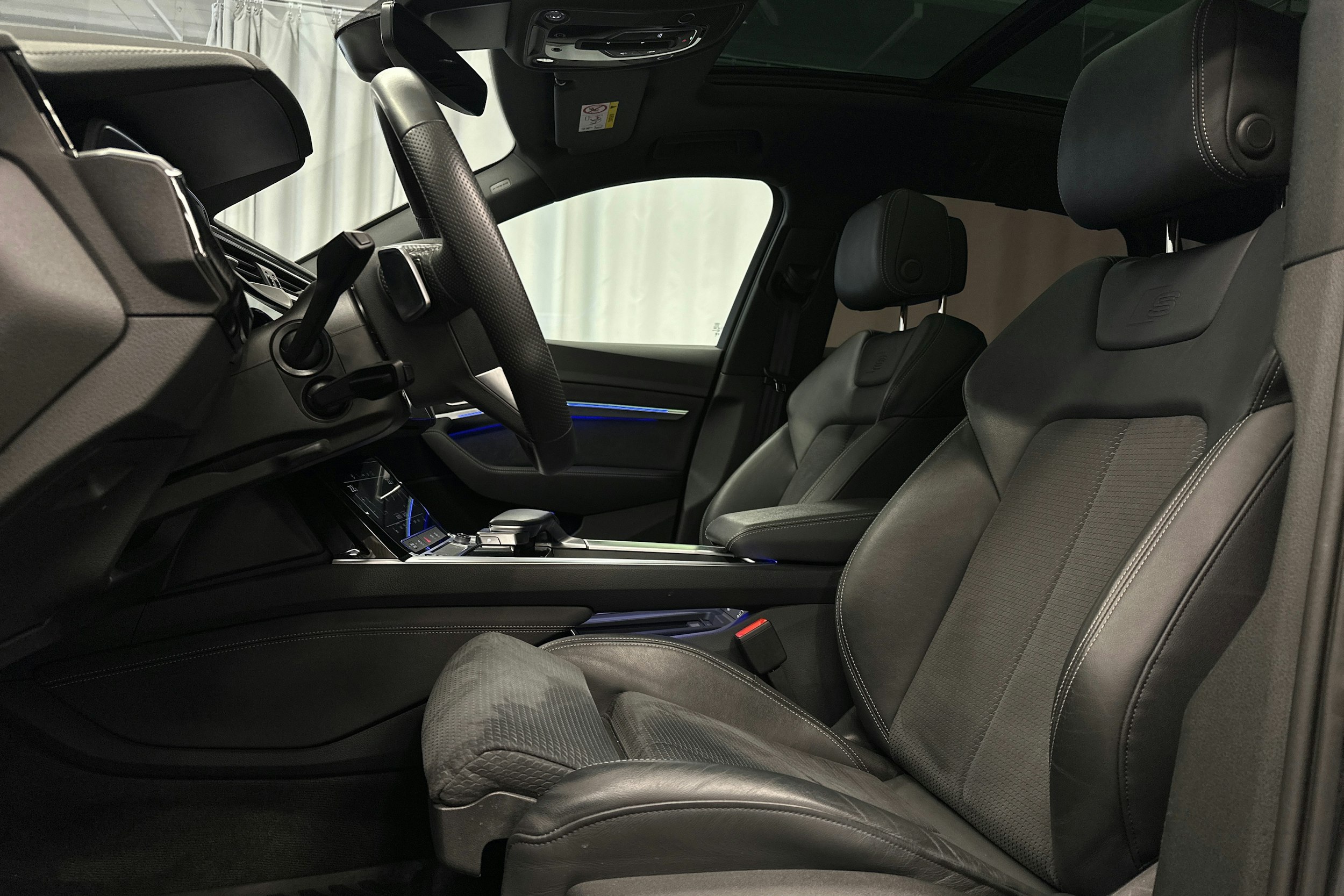 musta Audi Q8 e-tron 2024 kuva 25.