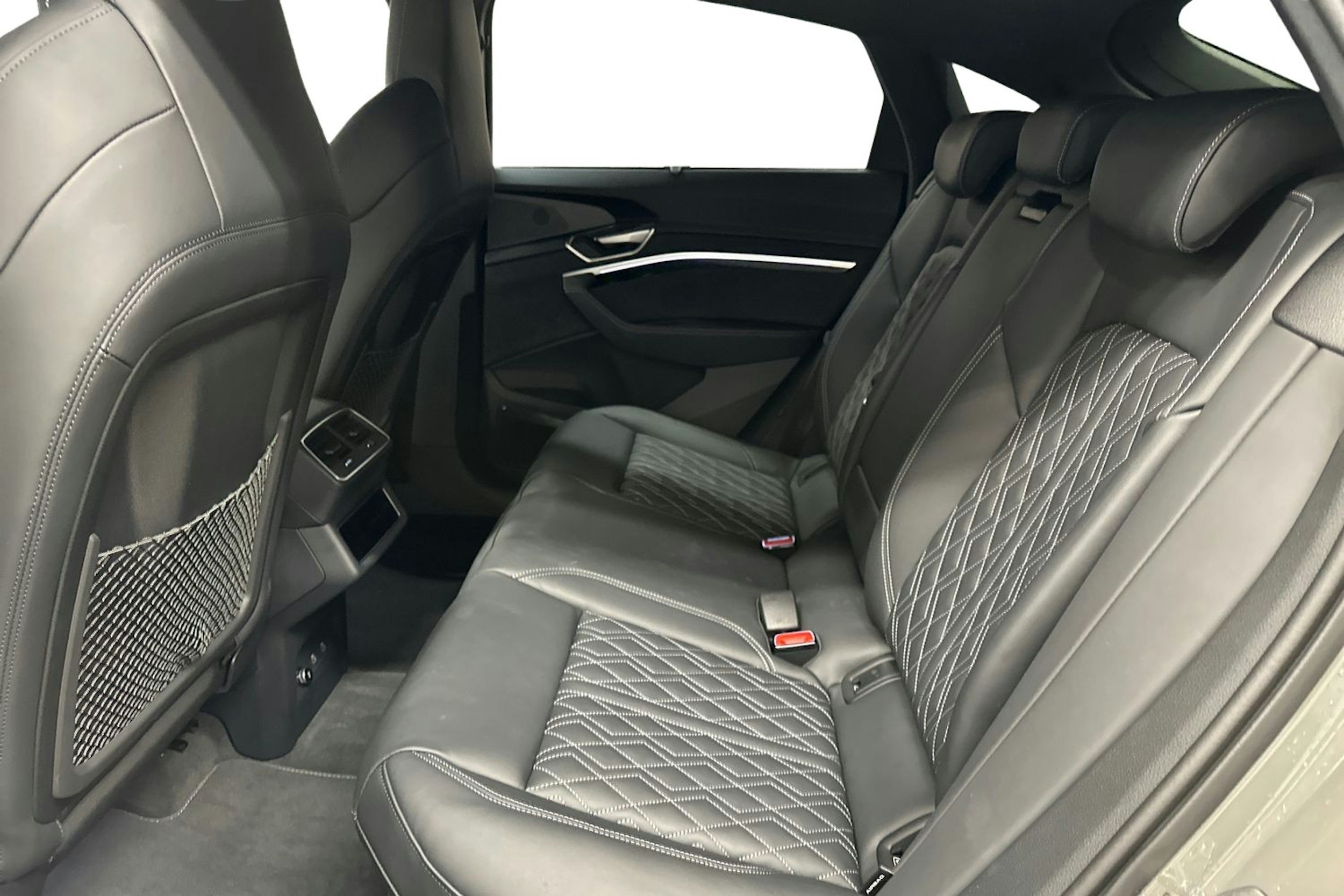 harmaa Audi Q8 e-tron 2023 kuva 8.