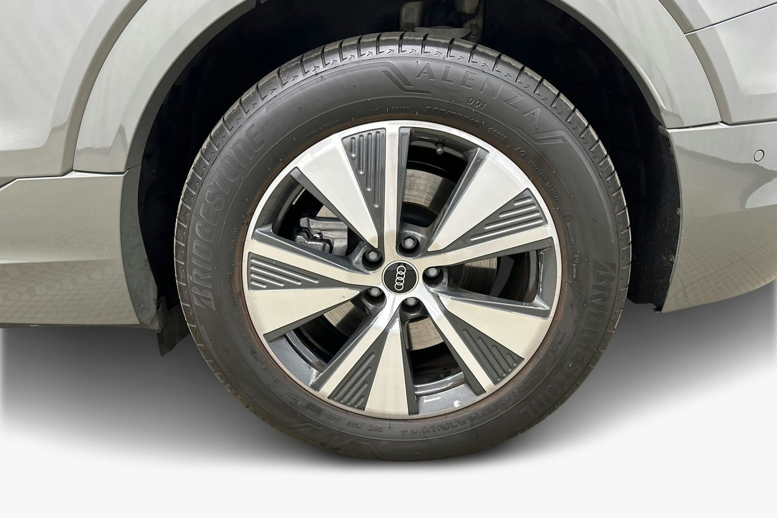 harmaa Audi Q8 e-tron 2023 kuva 9.