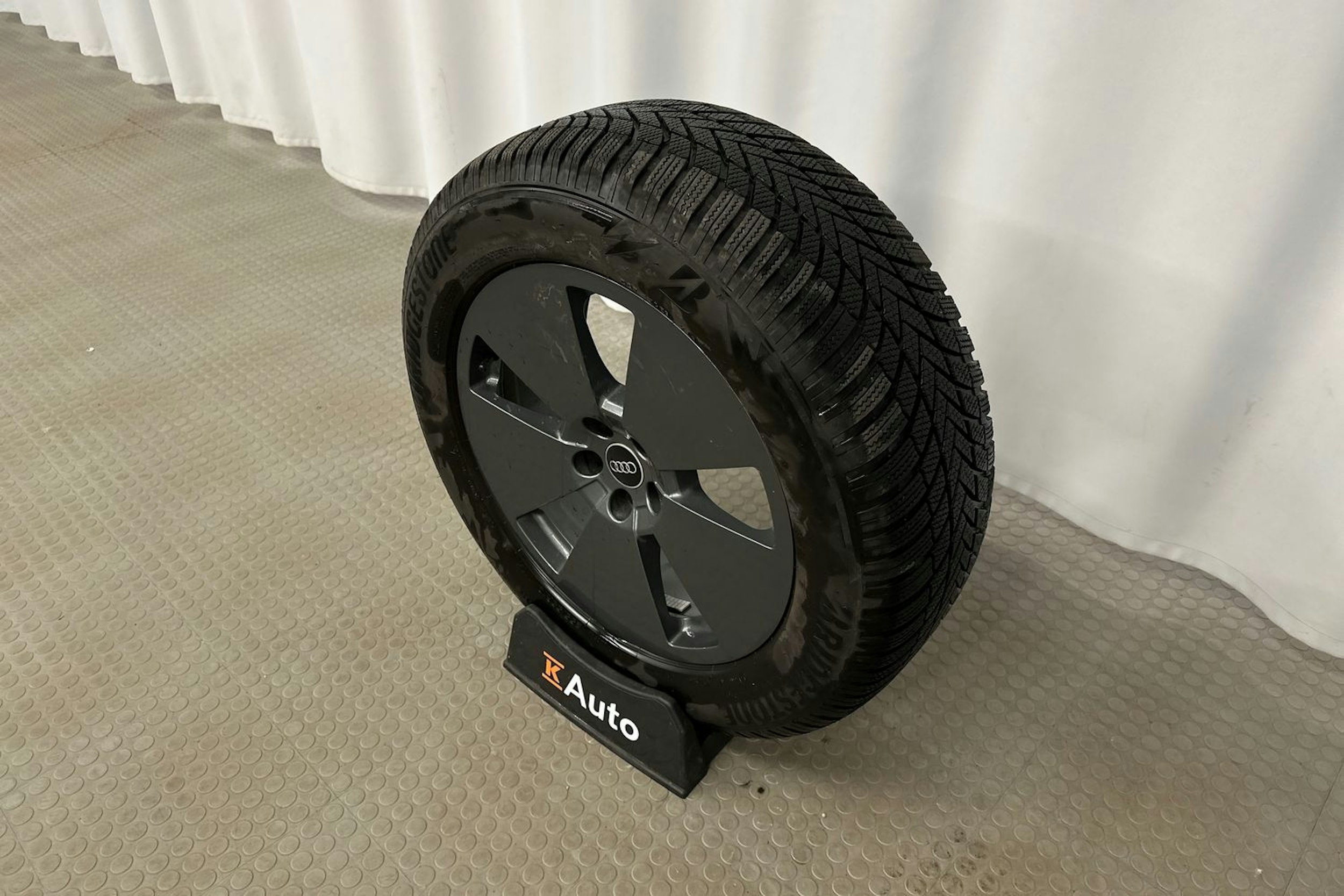 harmaa Audi Q8 e-tron 2023 kuva 10.