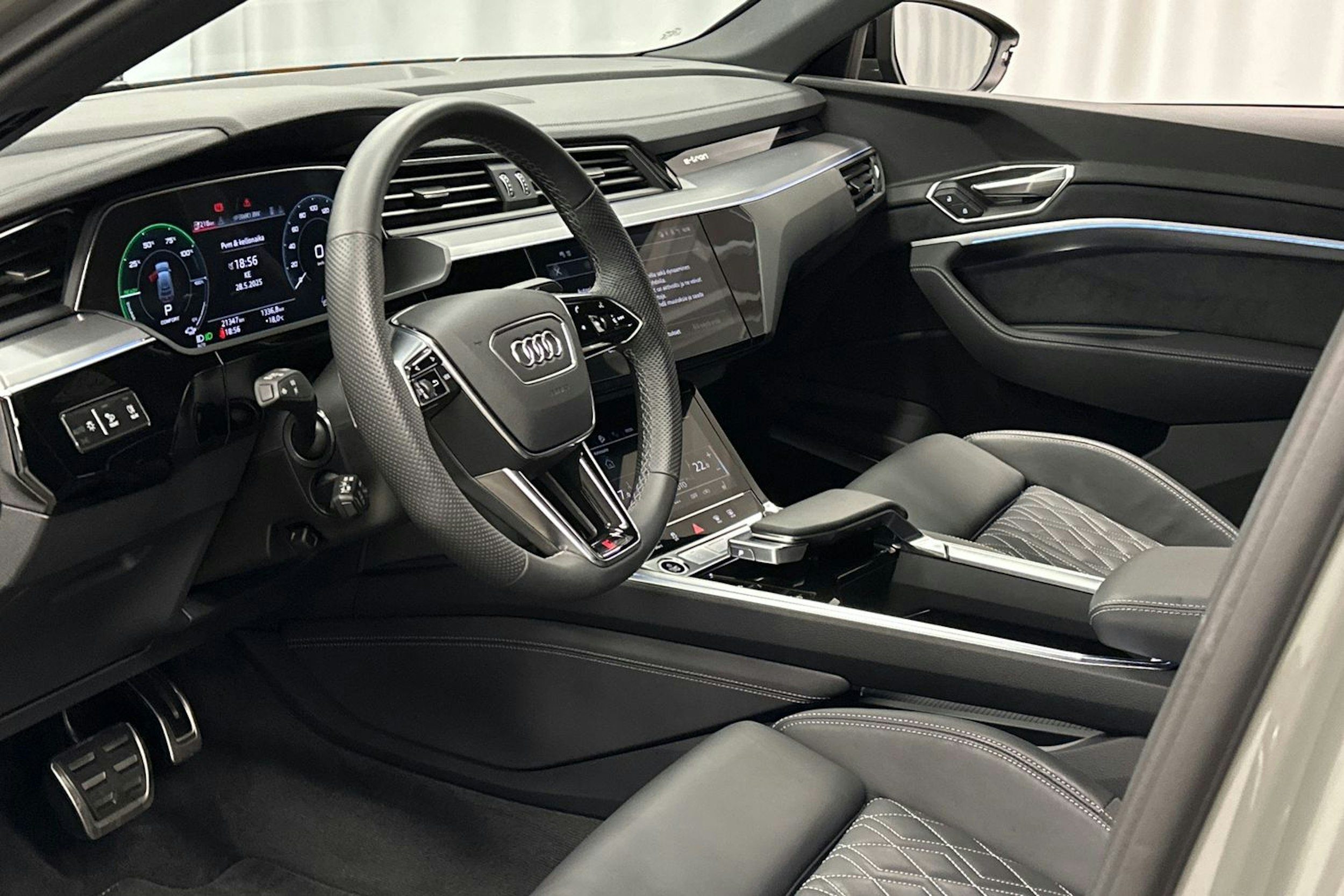 harmaa Audi Q8 e-tron 2023 kuva 11.