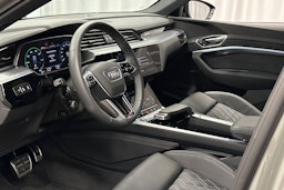 harmaa Audi Q8 e-tron 2023 kuva 11.