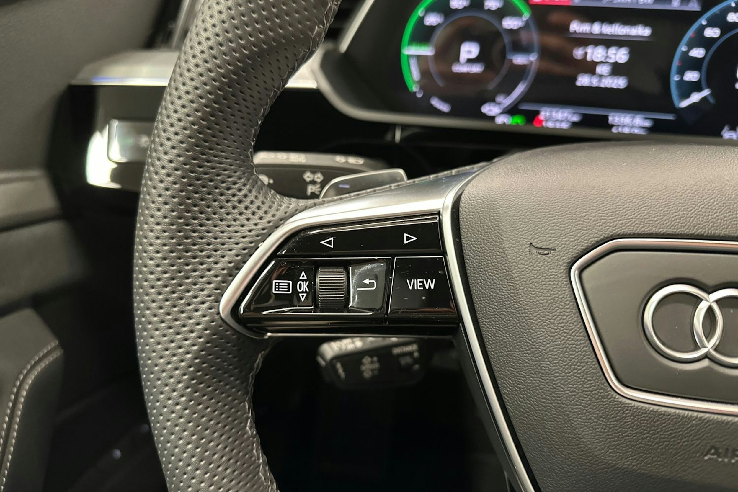 harmaa Audi Q8 e-tron 2023 kuva 12.