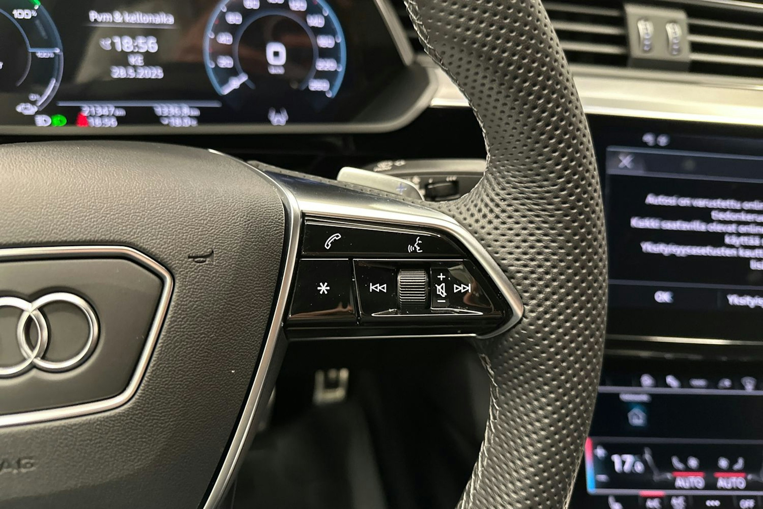 harmaa Audi Q8 e-tron 2023 kuva 13.