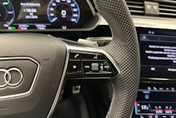 harmaa Audi Q8 e-tron 2023 kuva 13.