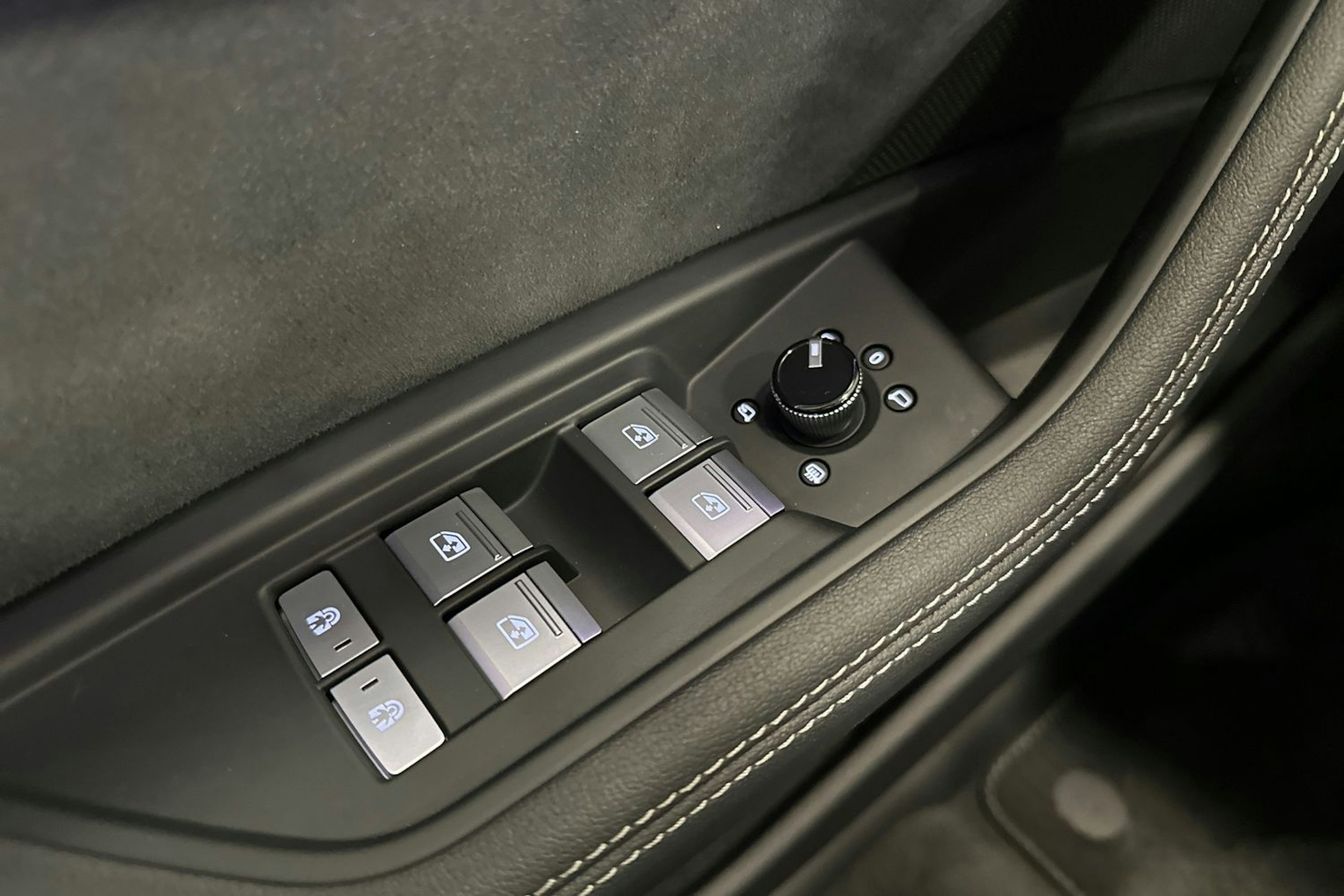 harmaa Audi Q8 e-tron 2023 kuva 16.