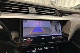 harmaa Audi Q8 e-tron 2023 kuva 17.