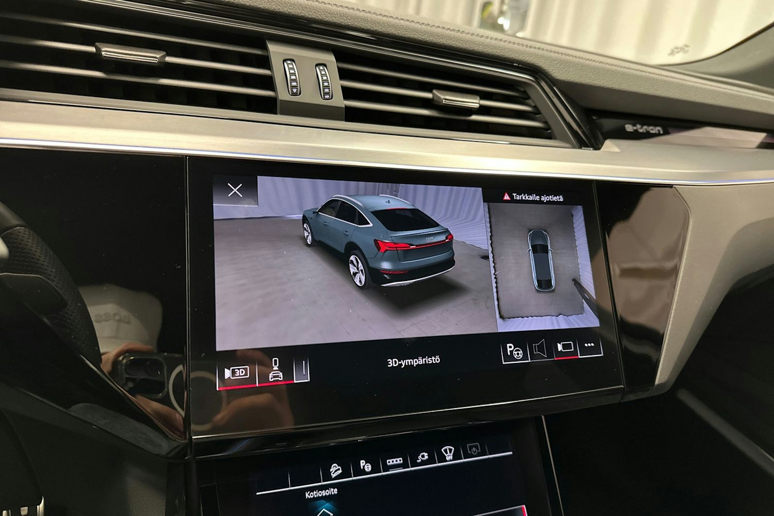 harmaa Audi Q8 e-tron 2023 kuva 18.