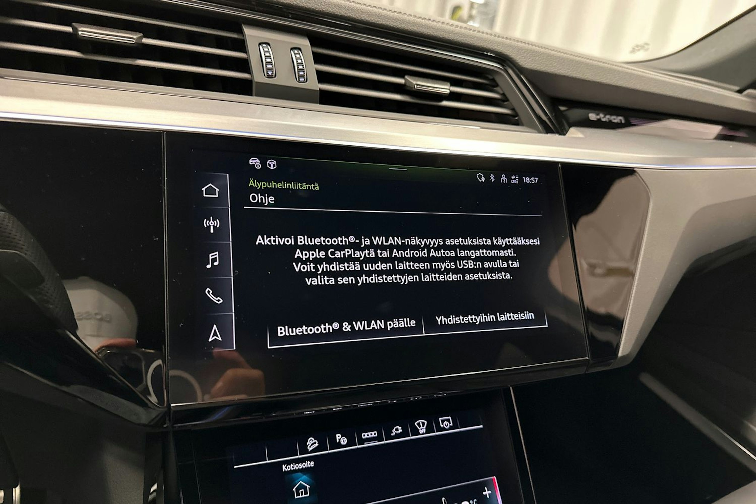 harmaa Audi Q8 e-tron 2023 kuva 19.
