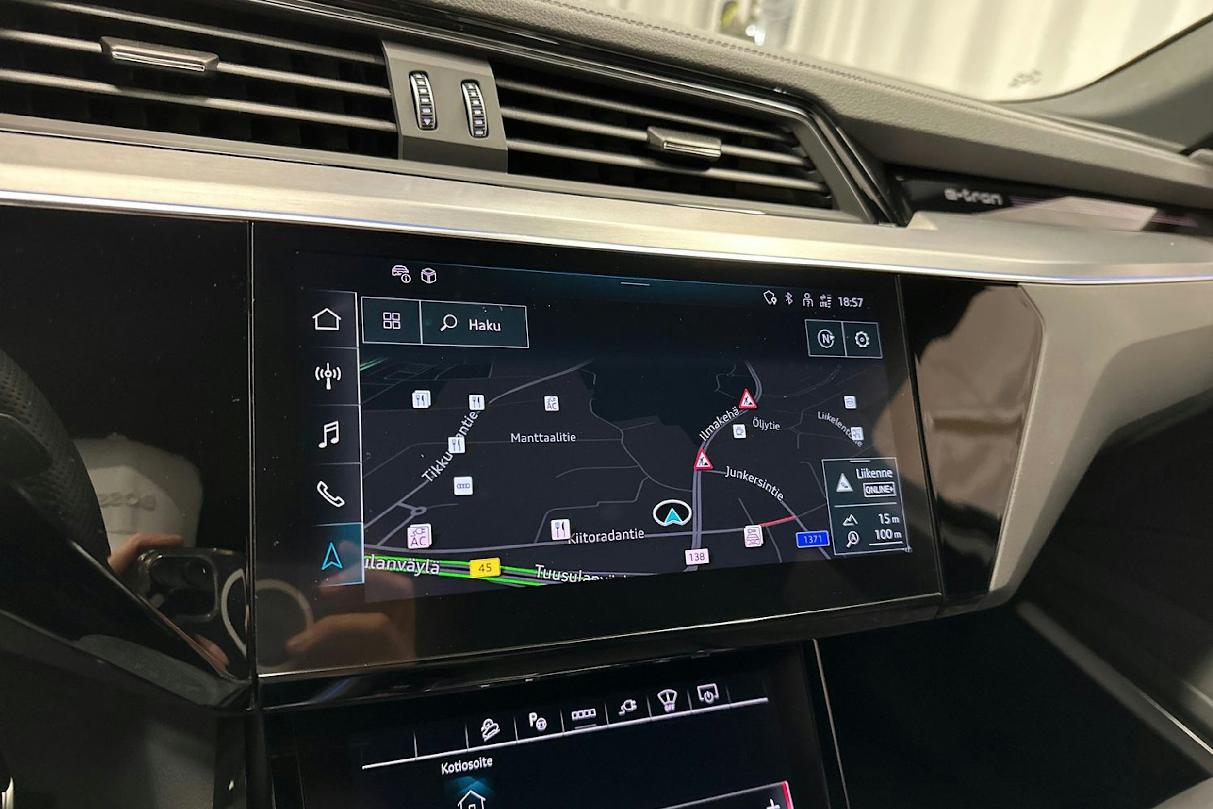 harmaa Audi Q8 e-tron 2023 kuva 20.