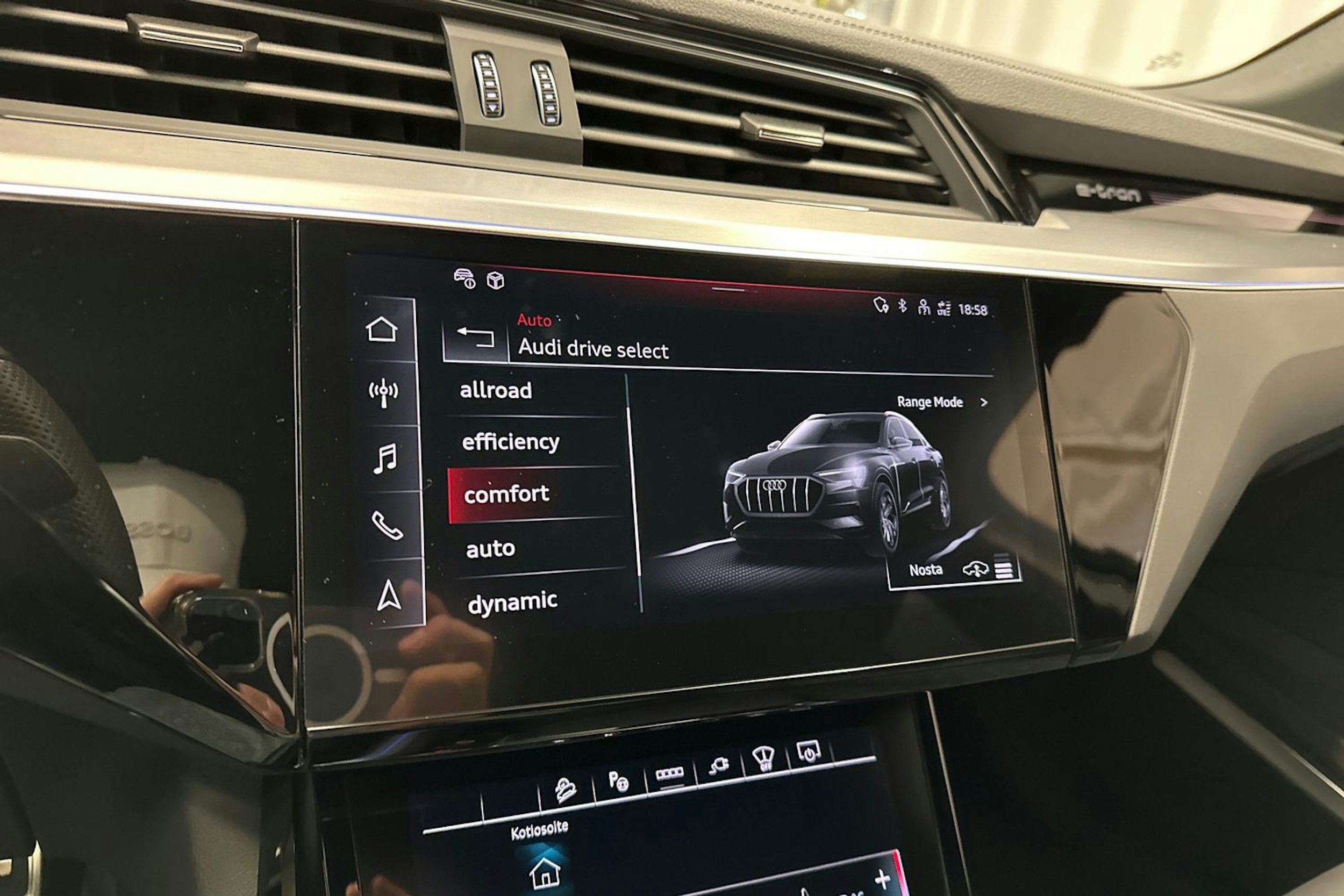 harmaa Audi Q8 e-tron 2023 kuva 21.